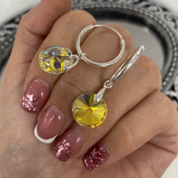 a argollas clasicas 1.5cm con dije cr boton blanco